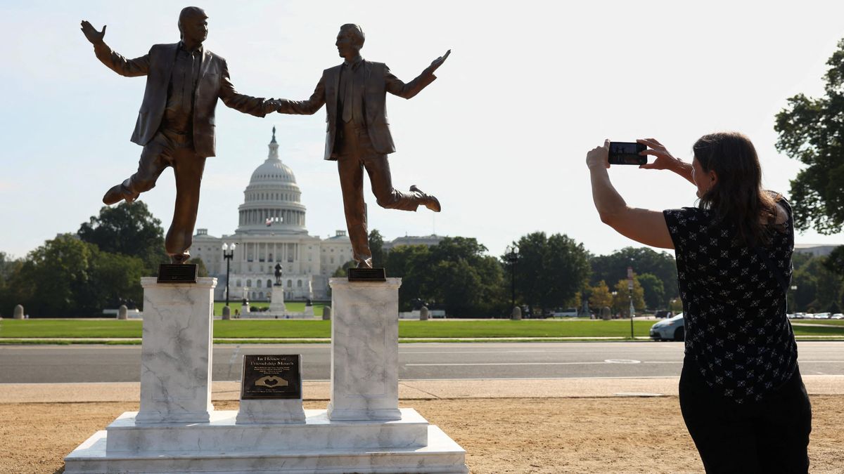 Socha u Kapitolu zachycuje Trumpa a Epsteina: Usmívají se a vesele poskakují